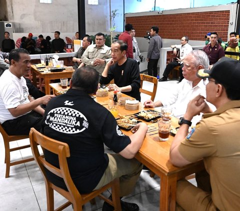 FOTO: Momen Jokowi Kepedasan Saat Makan Mie Gacoan Bareng Menteri Basuki di NTB, Begini Ekspresinya