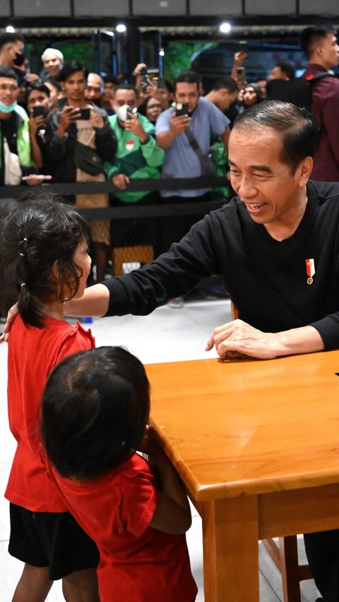 Presiden Jokowi juga menyempatkan untuk berbincang dengan dua orang anak. Simak keseruan Jokowi santap malam di Mie Gacoan sampai kepedesan dalam video berikut: