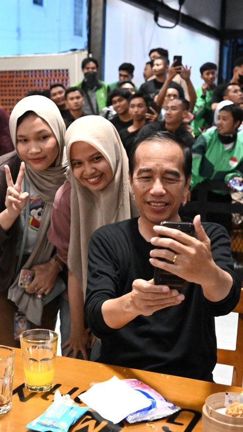 FOTO: Momen Jokowi Kepedasan Saat Makan Mie Gacoan Bareng Menteri Basuki di NTB, Begini Ekspresinya