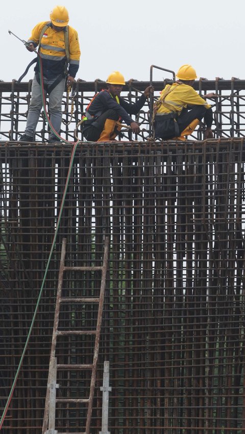 Hari Buruh pada 1 Mei merupakan peringatan yang dirayakan di seluruh dunia untuk menghormati perjuangan dan kontribusi para pekerja dalam mencapai hak-hak mereka. Foto: Merdeka.com/Imam Buhori