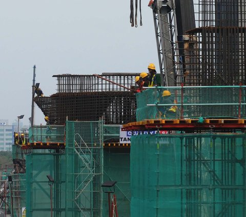 Pekerja menyelesaikan proyek Light Rail Transit (LRT) Jakarta Fase 1B dengan rute Velodrome-Manggarai, Jakarta, Rabu (1/5/2024). Bertepatan dengan May Day atau Hari Buruh Sedunia, pekerja proyek LRT Jakarta tetap sibuk bekerja. Foto: Merdeka.com/Imam Buhori