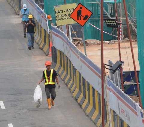 FOTO: Hari Buruh Sedunia, Pekerja Tetap Sibuk Garap Proyek LRT Velodrome-Manggarai