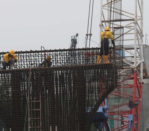 FOTO: Hari Buruh Sedunia, Pekerja Tetap Sibuk Garap Proyek LRT Velodrome-Manggarai