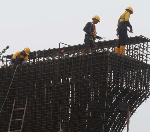 FOTO: Hari Buruh Sedunia, Pekerja Tetap Sibuk Garap Proyek LRT Velodrome-Manggarai