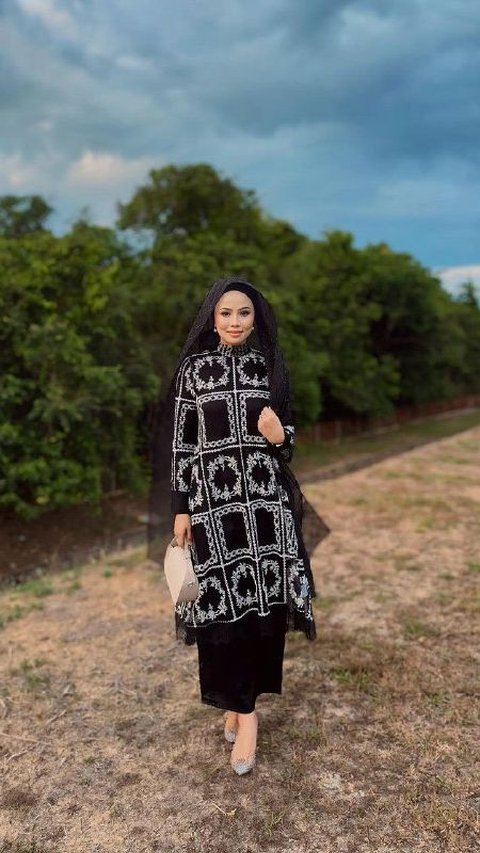 Look 1: Black and White Printing Tunik<br>