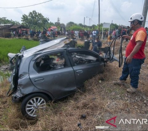 Detik-Detik Etios Remuk Tertabrak KA Argo Wilis di Klaten & Tewaskan Satu Orang