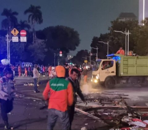 Usai Demo Buruh, DLH Jakarta Terjunkan Ratusan Personel untuk Bersihkan Sampah