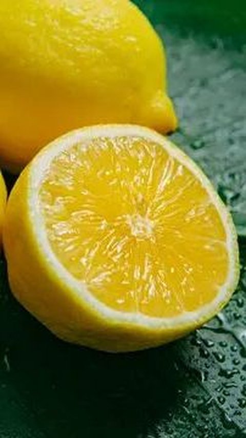2. Lemon: Mencerahkan dan Mengencangkan Kulit<br>