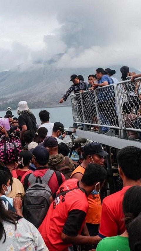 FOTO: Dihantui Ancaman Tsunami Dampak Erupsi Gunung Ruang, Ribuan Warga Selamatkan Diri Naik Kapal TNI