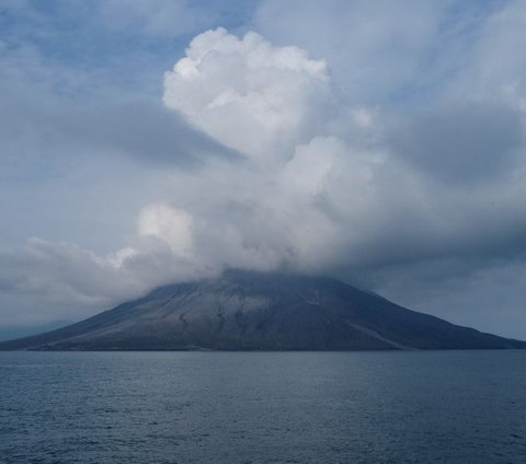 FOTO: Dihantui Ancaman Tsunami Dampak Erupsi Gunung Ruang, Ribuan Warga Selamatkan Diri Naik Kapal TNI