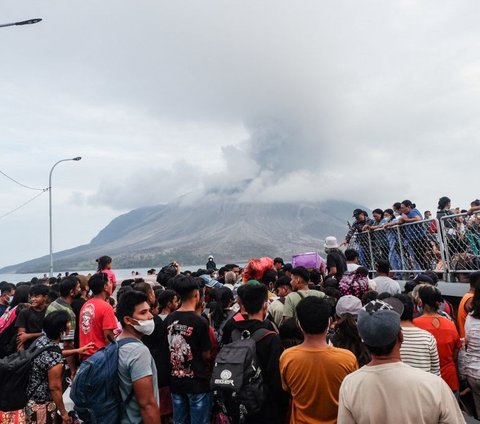 FOTO: Dihantui Ancaman Tsunami Dampak Erupsi Gunung Ruang, Ribuan Warga Selamatkan Diri Naik Kapal TNI