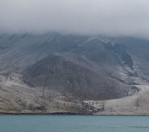 FOTO: Dihantui Ancaman Tsunami Dampak Erupsi Gunung Ruang, Ribuan Warga Selamatkan Diri Naik Kapal TNI