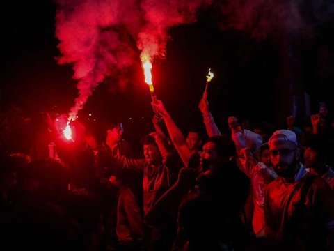 FOTO: Wajah-Wajah Tegang Penonton di GBK saat Nobar Indonesia vs Guinea di Playoff Olimpiade 2024