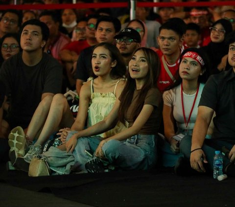 FOTO: Wajah-Wajah Tegang Penonton di GBK saat Nobar Indonesia vs Guinea di Playoff Olimpiade 2024