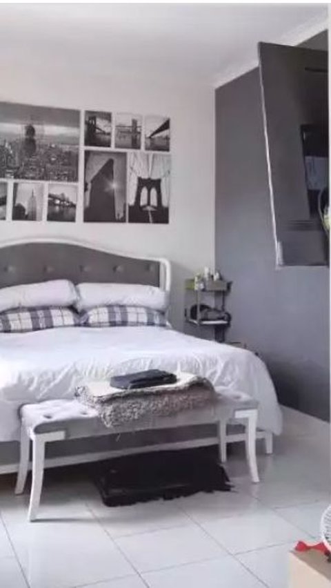 The appearance of the bedroom dominated by white color. It looks so comfortable with the presence of a large bed.