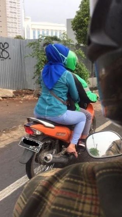 Driver ojol menunjukkan sikap romantis dengan penumpangnya, seperti suami-istri.