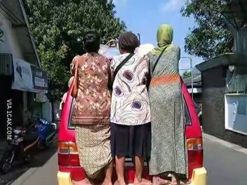 10 Potret Tingkah Emak-Emak di Angkot, Serasa Dunia Milik Sendiri!