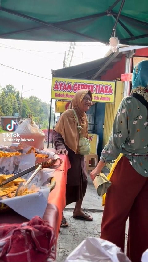 Viral Seorang Nenek Menangis karena Jualannya Dibeli Pakai Uang Palsu, Bikin Sedih<br>