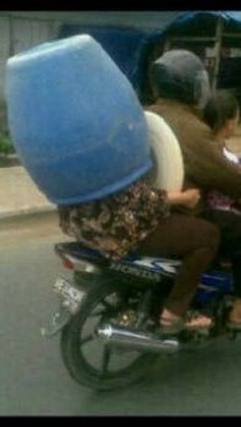 Inilah 10 Kreatifitas Helm dari Barang Bekas saat Terdesak tapi Tetap Patuh Aturan.