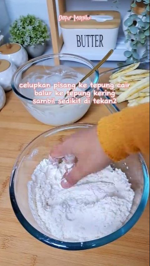 Celupkan Pisang ke Adonan