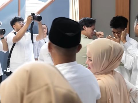 Rizky Febian Menangis saat Gelar Pengajian, Keluarga Ikut Terharu Saling Peluk-pelukan