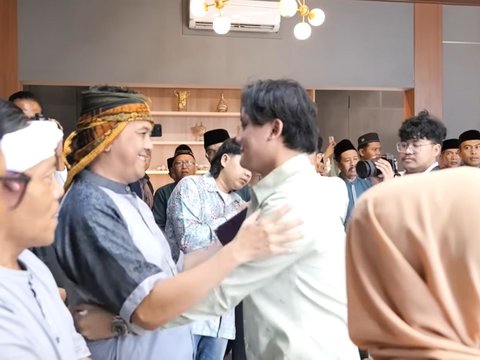 Rizky Febian Menangis saat Gelar Pengajian, Keluarga Ikut Terharu Saling Peluk-pelukan