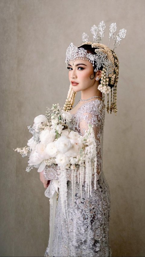The Designer Behind Mahalini's Elegant and Luxurious Kebaya at the Wedding Ceremony