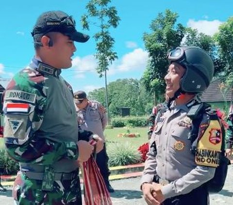 Kocak, Pak Bhabin Saat Mendatangi Perbatasan Indonesia - Timor Leste Disuguhi Pinang Langsung Ditelan