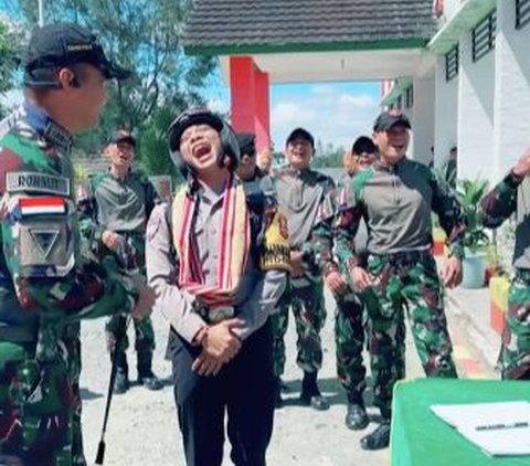Kocak, Pak Bhabin Saat Mendatangi Perbatasan Indonesia - Timor Leste Disuguhi Pinang Langsung Ditelan