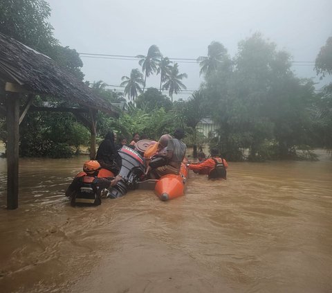 Tinjau Korban Banjir & Longsor Luwu, Risma Minta Segera Ada Solusi untuk Mata Pencarian Warga