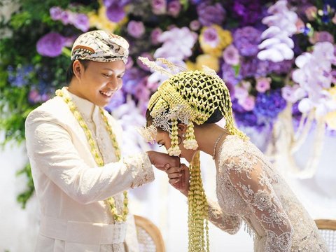 Portrait of Rizky Febian and Mahalini's Marriage Ceremony, Sat Set during the Marriage Vows