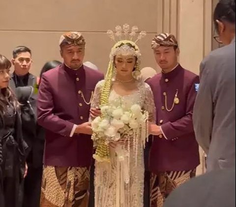 Portrait of Rizky Febian and Mahalini's Marriage Ceremony, Sat Set during the Marriage Vows