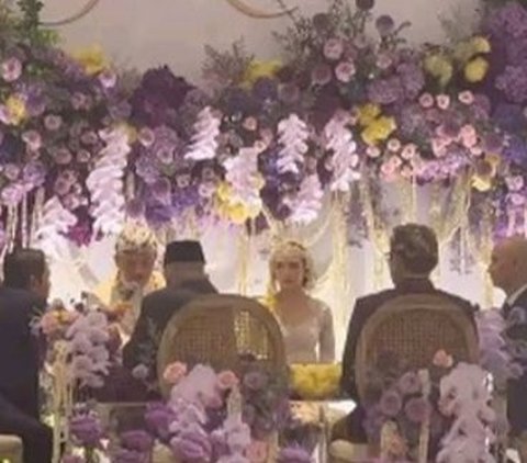 Portrait of Rizky Febian and Mahalini's Marriage Ceremony, Sat Set during the Marriage Vows