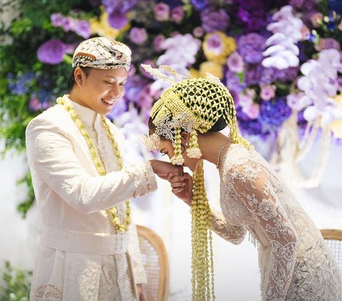 Portrait of Rizky Febian and Mahalini's Marriage Ceremony, Sat Set during the Marriage Vows