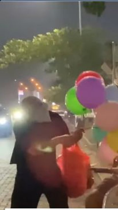 ⁠Lihat Bapak Disabilitas Jualan Balon hingga Jalan Sempoyongan, Aksi Dua Pria ini Tuai Pujian Bikin Hati Terenyuh<br>