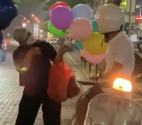 ⁠Lihat Bapak Disabilitas Jualan Balon hingga Jalan Sempoyongan, Aksi Dua Pria ini Tuai Pujian Bikin Hati Terenyuh