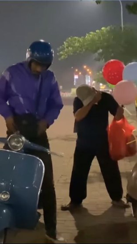 ⁠Lihat Bapak Disabilitas Jualan Balon hingga Jalan Sempoyongan, Aksi Dua Pria ini Tuai Pujian Bikin Hati Terenyuh