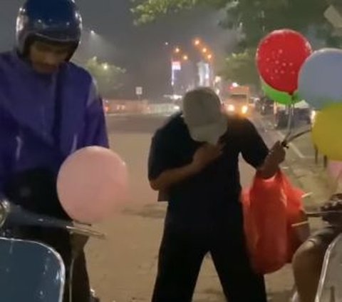 ⁠Lihat Bapak Disabilitas Jualan Balon hingga Jalan Sempoyongan, Aksi Dua Pria ini Tuai Pujian Bikin Hati Terenyuh