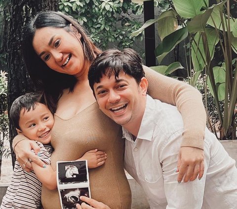 Unveiling Andrew Andika's Affair, Portraits of Tengku Dewi's Stunning Appearance with Baby Bump