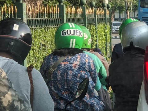10 Potret Penumpang Ojol Pakai Helmnya Salah Kaprah, Malah di Bolak-balik