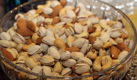 2. Kacang Almond