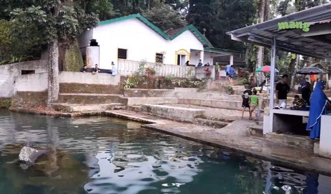 Berenang di Kolam Purba