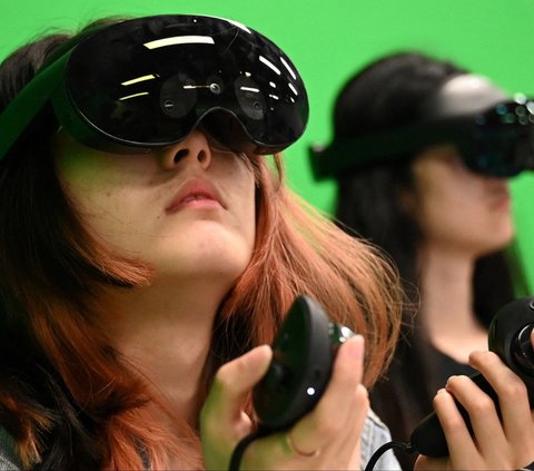 Sejumlah mahasiswa mengenakan headset virtual reality saat mengikuti pembelajaran berbasis kecerdasan artifisial (AI) di Universitas Sains dan Teknologi Hong Kong (HKUST), Hong Kong, pada 9 Mei 2024. Dengan memanfaatkan AI, pembelajaran di HKUST menghadirkan Albert Einstein menjadi dosen untuk mengajar mahasiswa. Foto: AFP/PETER PARKS