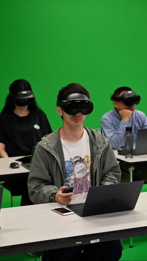 Di ruang kelas virtual, Albert Einsten mengajarkan teori permainan kepada para mahasiswa yang memakai headset virtual reality. Foto: AFP/PETER PARKS