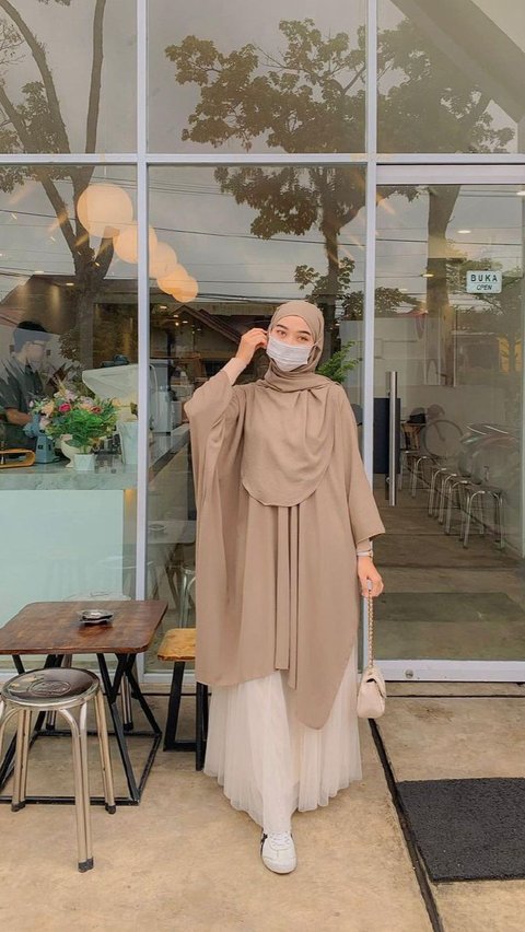 Look 2: Hijab Syar’i dengan Midi Dress dan Tutu Skirt<br>