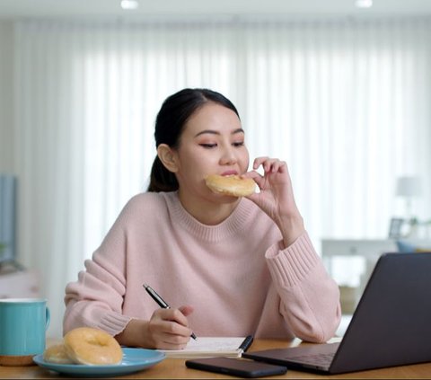3 Ways to Prevent Weight Gain If You Have to Sit All Day for Work