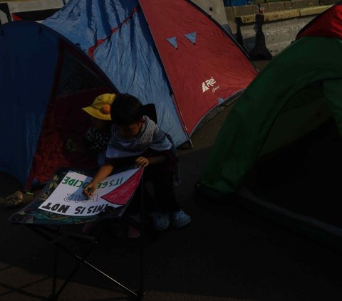 FOTO: Protes Genosida Israel di Gaza, Koalisi Musisi Berkemah di Depan Kedubes AS Jakarta