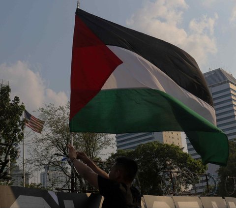 FOTO: Protes Genosida Israel di Gaza, Koalisi Musisi Berkemah di Depan Kedubes AS Jakarta