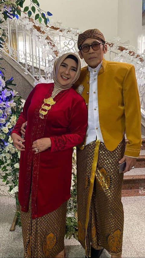 Istri dari aktor Pangky Suwito ini tampak cantik dari waktu ke waktu hingga di usianya yang sudah 69 tahun.<br>