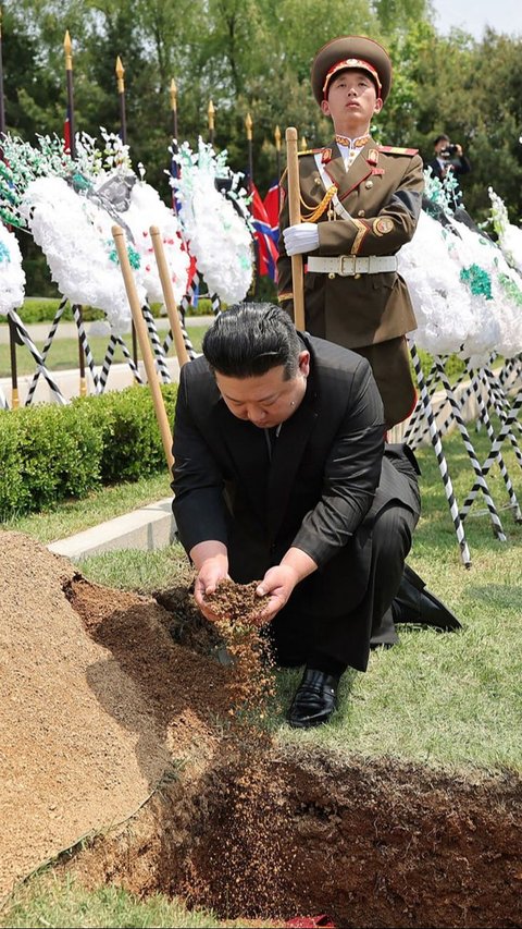 FOTO: Momen Kim Jong-un Berduka Saat Sosok Penting Korea Utara Meninggal Dunia, Antar Sampai Liang Pemakaman
